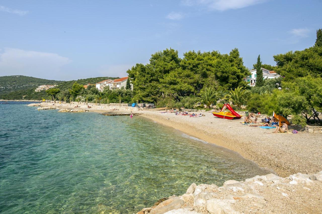 Apartments By The Sea Maslinica, Solta - 14748 Exterior foto
